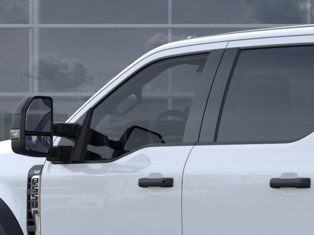 2026 Ford Super Duty F-550 DRW XLT 4WD Crew Cab 203 WB 84 CA