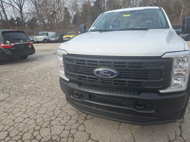 2026 Ford Super Duty F-550 DRW XL 4WD Reg Cab 169 WB 84 CA