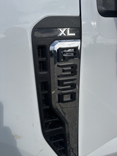 2026 Ford F-350SD Chassis Commercial